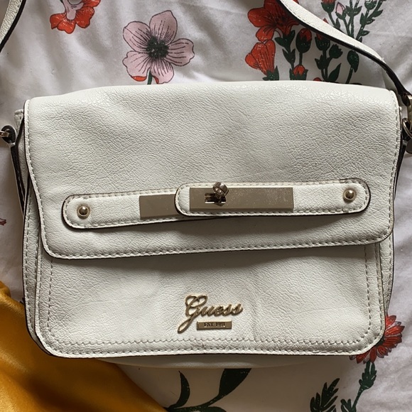 Guess purse - Picture 3 of 3